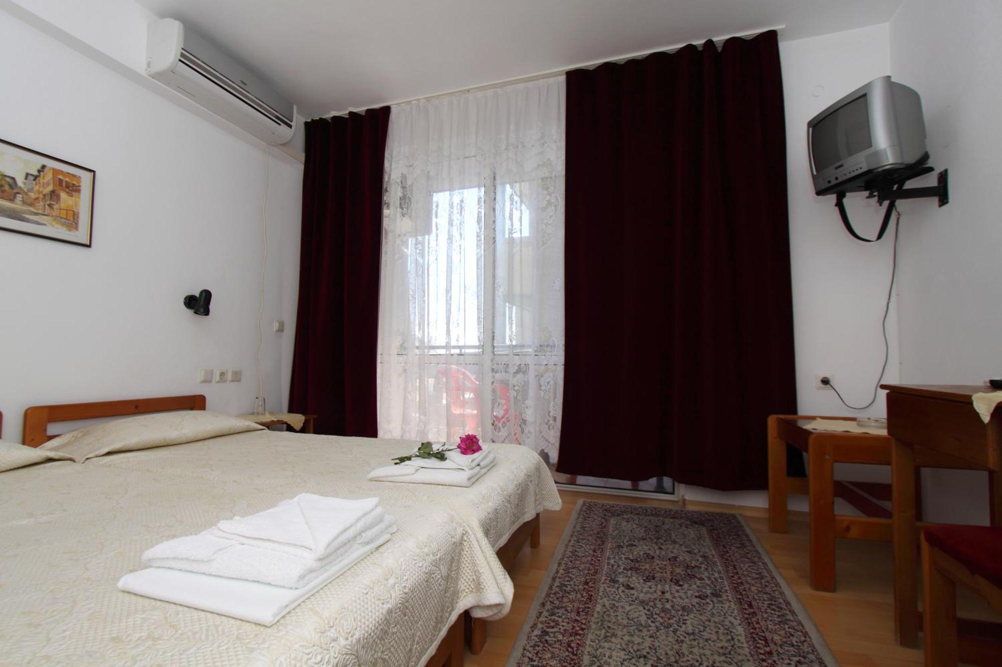 Family Hotel Verona Sozopol Bagian luar foto