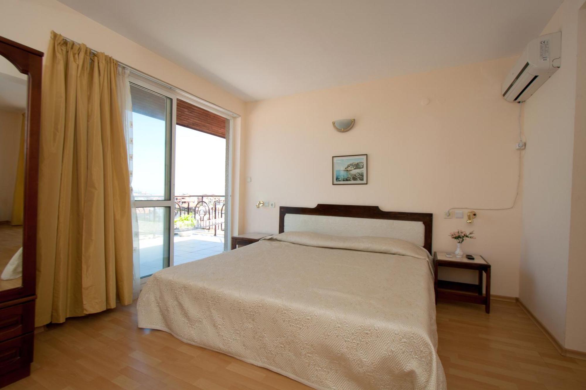 Family Hotel Verona Sozopol Bagian luar foto