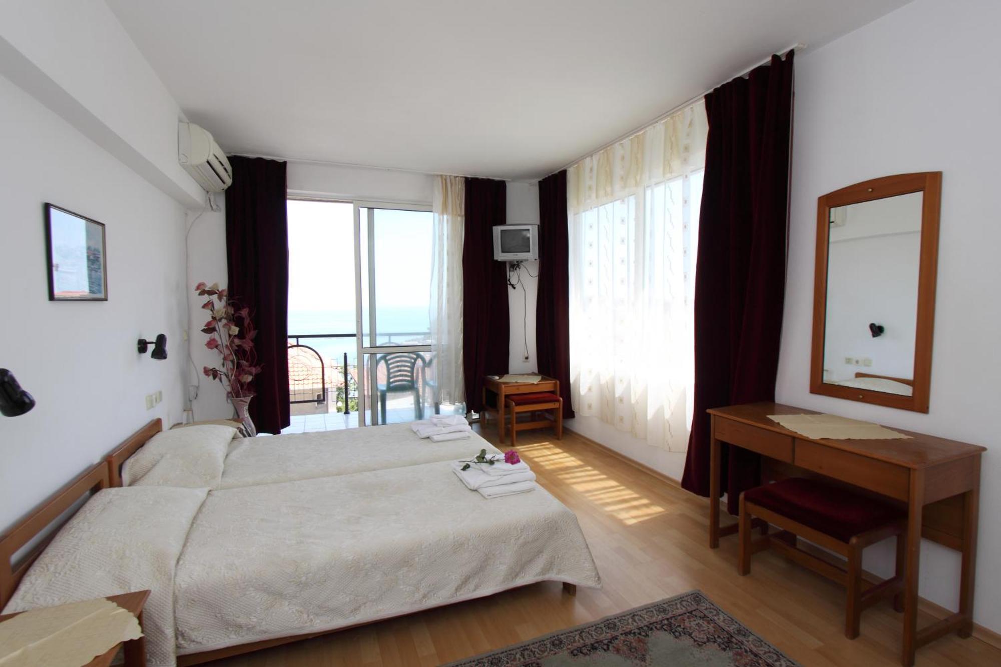 Family Hotel Verona Sozopol Bagian luar foto
