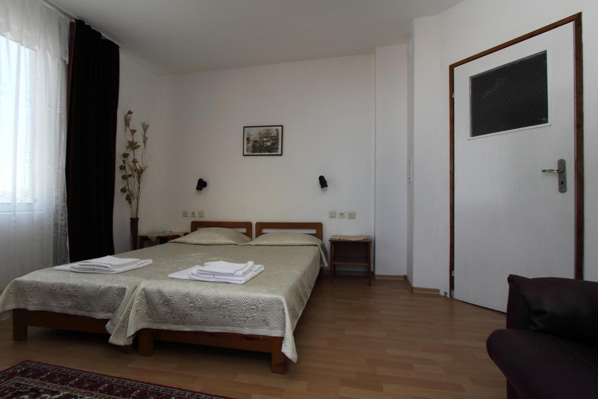 Family Hotel Verona Sozopol Bagian luar foto