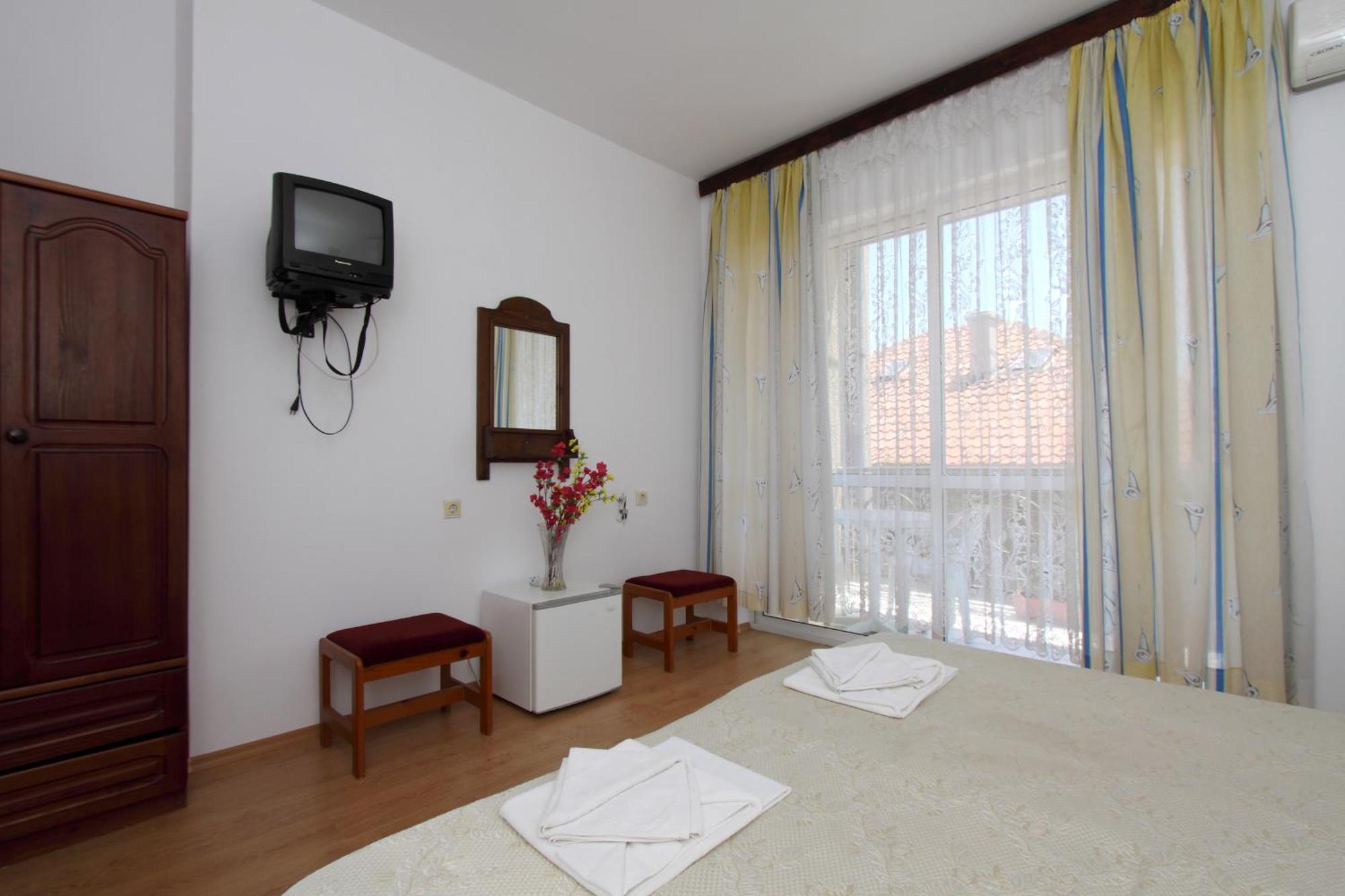Family Hotel Verona Sozopol Bagian luar foto