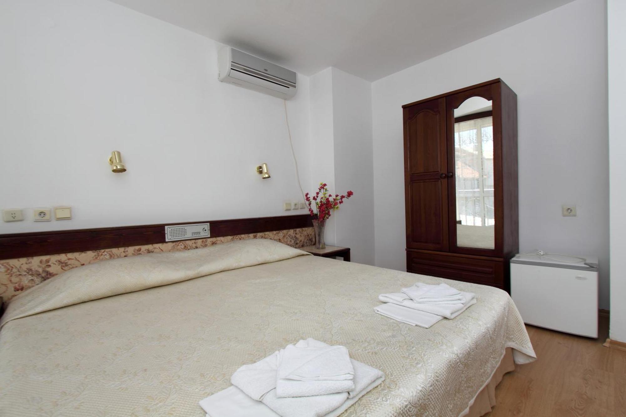 Family Hotel Verona Sozopol Bagian luar foto
