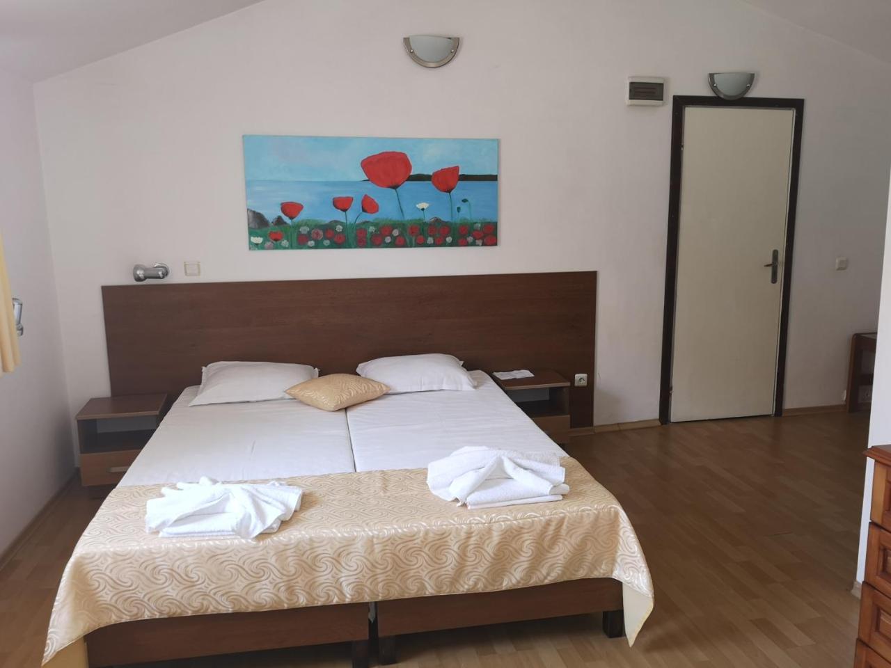 Family Hotel Verona Sozopol Bagian luar foto